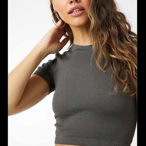 Uniqlo cropped ribbed fitted short sleeve top size small